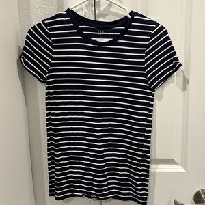 Women’s Gap size small shirt